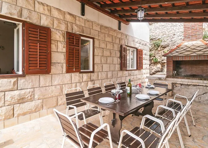 Beautiful Home In Pucisca