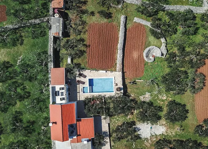 Three-Bedroom Holiday Home In Pucisca